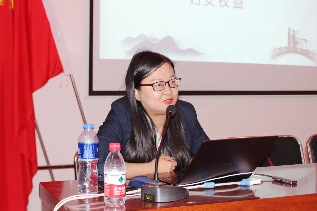 公司工会组织发展妇女权利；ぶ杜嘌